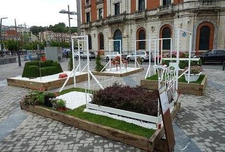 muebles-convertidos-en-jardines sofa-cama-bañera-convertidas-en-jardines