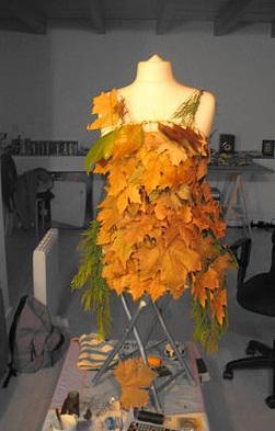 vestido-de-otoño vestido-de-otoño-realizado-con-hojas