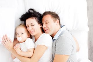 Ahora recomiendan que los bebés duerman con los padres