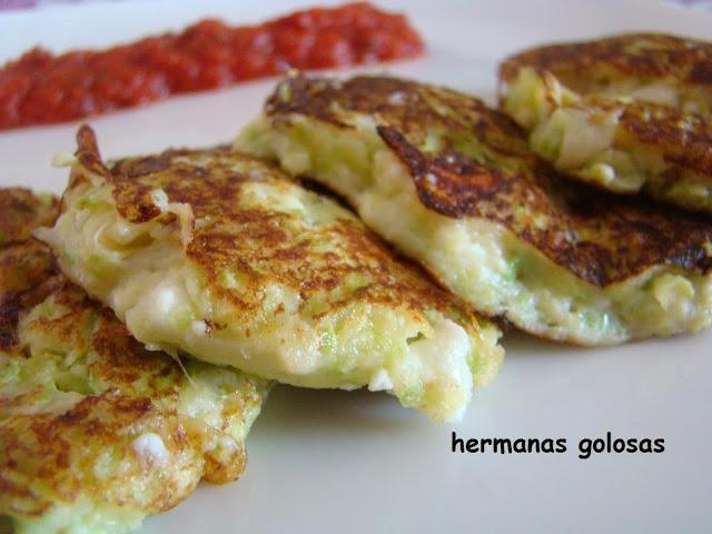 TORTITAS DE CALABACÍN, CEBOLLA Y FETA
