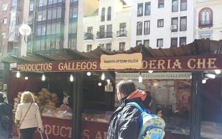 Feria gastronómica en la calle Narvaez Madrid