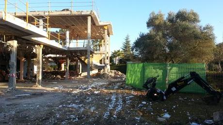 Comienzan los trabajos de demolición para la reforma de una vivienda unifamiliar en Sevilla