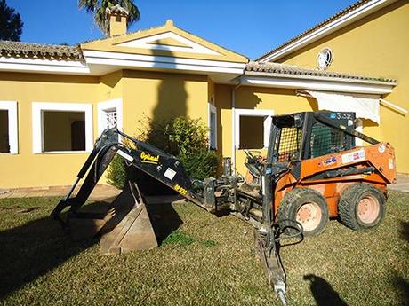 Comienzan los trabajos de demolición para la reforma de una vivienda unifamiliar en Sevilla