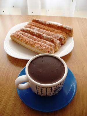 ¿Desayunamos? Fartons con chocolate a la taza