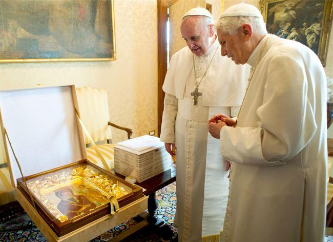 El Papa Francisco visita a su predecesor Benedicto XVI
