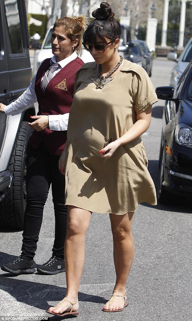 Por fin comienza a vestir ropa de maternidad Kim Kardashians (FOTOS) (+fotos)