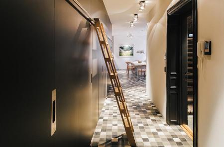 ventas madera negra suelos de madera de lujo suelo de baldosas damero estilo nórdico estilo escandinavo dúplex decoración de interiores diseño nórdico diseño de interiores decorar casas y pisos grandes decoración de interiores decoración cálida en colores crema cocina negra madera cocina moderna casas nórdicas blog decoración nórdica blog decoración almacenamiento madera chimenea en salón 