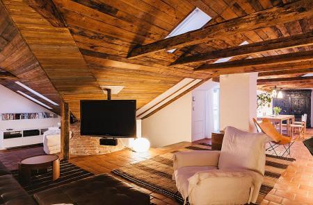 ventas madera negra suelos de madera de lujo suelo de baldosas damero estilo nórdico estilo escandinavo dúplex decoración de interiores diseño nórdico diseño de interiores decorar casas y pisos grandes decoración de interiores decoración cálida en colores crema cocina negra madera cocina moderna casas nórdicas blog decoración nórdica blog decoración almacenamiento madera chimenea en salón 