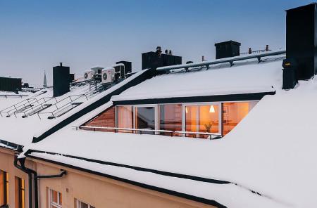 ventas madera negra suelos de madera de lujo suelo de baldosas damero estilo nórdico estilo escandinavo dúplex decoración de interiores diseño nórdico diseño de interiores decorar casas y pisos grandes decoración de interiores decoración cálida en colores crema cocina negra madera cocina moderna casas nórdicas blog decoración nórdica blog decoración almacenamiento madera chimenea en salón 