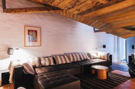 ventas madera negra suelos de madera de lujo suelo de baldosas damero estilo nórdico estilo escandinavo dúplex decoración de interiores diseño nórdico diseño de interiores decorar casas y pisos grandes decoración de interiores decoración cálida en colores crema cocina negra madera cocina moderna casas nórdicas blog decoración nórdica blog decoración almacenamiento madera chimenea en salón 