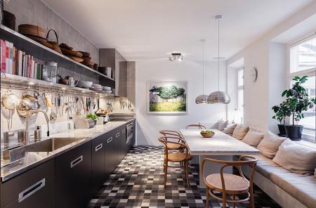 ventas madera negra suelos de madera de lujo suelo de baldosas damero estilo nórdico estilo escandinavo dúplex decoración de interiores diseño nórdico diseño de interiores decorar casas y pisos grandes decoración de interiores decoración cálida en colores crema cocina negra madera cocina moderna casas nórdicas blog decoración nórdica blog decoración almacenamiento madera chimenea en salón 