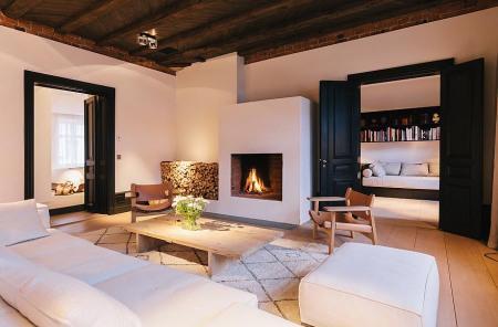 ventas madera negra suelos de madera de lujo suelo de baldosas damero estilo nórdico estilo escandinavo dúplex decoración de interiores diseño nórdico diseño de interiores decorar casas y pisos grandes decoración de interiores decoración cálida en colores crema cocina negra madera cocina moderna casas nórdicas blog decoración nórdica blog decoración almacenamiento madera chimenea en salón 