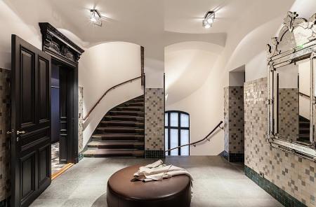 ventas madera negra suelos de madera de lujo suelo de baldosas damero estilo nórdico estilo escandinavo dúplex decoración de interiores diseño nórdico diseño de interiores decorar casas y pisos grandes decoración de interiores decoración cálida en colores crema cocina negra madera cocina moderna casas nórdicas blog decoración nórdica blog decoración almacenamiento madera chimenea en salón 