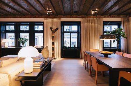 ventas madera negra suelos de madera de lujo suelo de baldosas damero estilo nórdico estilo escandinavo dúplex decoración de interiores diseño nórdico diseño de interiores decorar casas y pisos grandes decoración de interiores decoración cálida en colores crema cocina negra madera cocina moderna casas nórdicas blog decoración nórdica blog decoración almacenamiento madera chimenea en salón 