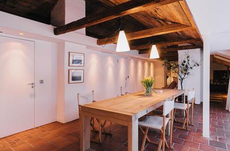 ventas madera negra suelos de madera de lujo suelo de baldosas damero estilo nórdico estilo escandinavo dúplex decoración de interiores diseño nórdico diseño de interiores decorar casas y pisos grandes decoración de interiores decoración cálida en colores crema cocina negra madera cocina moderna casas nórdicas blog decoración nórdica blog decoración almacenamiento madera chimenea en salón 