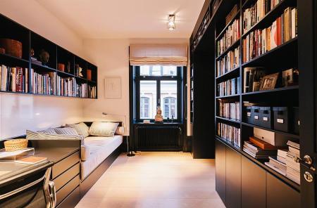 ventas madera negra suelos de madera de lujo suelo de baldosas damero estilo nórdico estilo escandinavo dúplex decoración de interiores diseño nórdico diseño de interiores decorar casas y pisos grandes decoración de interiores decoración cálida en colores crema cocina negra madera cocina moderna casas nórdicas blog decoración nórdica blog decoración almacenamiento madera chimenea en salón 