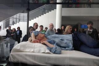 Ronda de imágenes: de Cannes a Tilda Swinton durmiendo en una caja de cristal