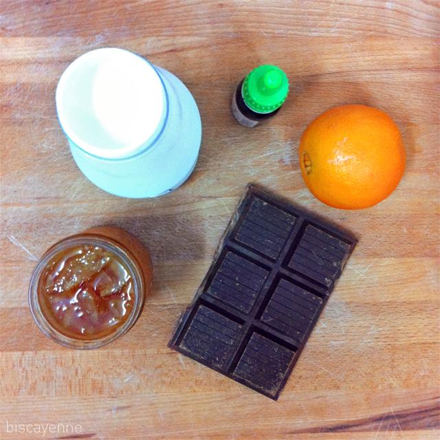 cuajada, mamia o gatzatu de chocolate y naranja