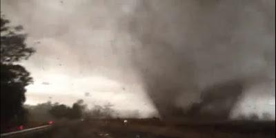 video tornado persigue a dos jóvenes en Australia