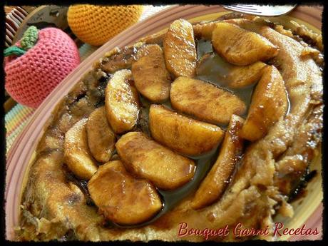 Crépe dulce de harina de garbanzos con relleno de arándanos y cubierta de manzanas almibaradas