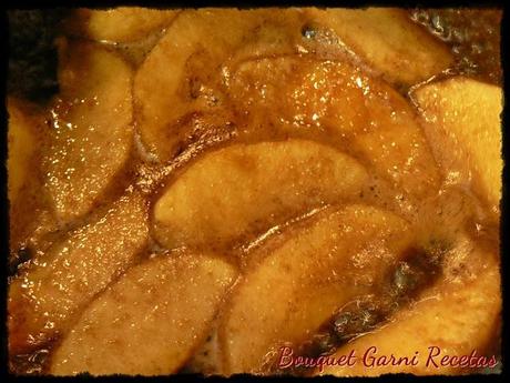 Crépe dulce de harina de garbanzos con relleno de arándanos y cubierta de manzanas almibaradas