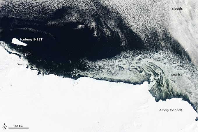 hielo marino e iceberg en la costa Antártida