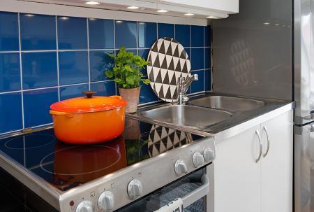 tendencias blanco y negro 2013 taburete tolix negro suelo tarima sofa blanco tela sillas eames sillas de Ikea muebles de ikea muebles de diseño lámparas modernas inspiración decoración ikea estilo nórdico espejo con correo colgante diseño de interiores decoración textiles grises decoración pisos una persona decoración pisos espacios pequeños decoración interiores decoración en madera y blanco y negro decoración buhardillas decoración áticos cocina pequeña blanca semi abierta cocina moderna blog decoración nórdica 