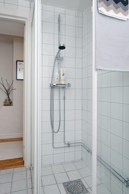 tendencias blanco y negro 2013 taburete tolix negro suelo tarima sofa blanco tela sillas eames sillas de Ikea muebles de ikea muebles de diseño lámparas modernas inspiración decoración ikea estilo nórdico espejo con correo colgante diseño de interiores decoración textiles grises decoración pisos una persona decoración pisos espacios pequeños decoración interiores decoración en madera y blanco y negro decoración buhardillas decoración áticos cocina pequeña blanca semi abierta cocina moderna blog decoración nórdica 