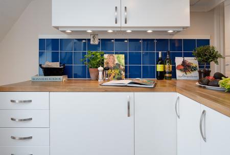 tendencias blanco y negro 2013 taburete tolix negro suelo tarima sofa blanco tela sillas eames sillas de Ikea muebles de ikea muebles de diseño lámparas modernas inspiración decoración ikea estilo nórdico espejo con correo colgante diseño de interiores decoración textiles grises decoración pisos una persona decoración pisos espacios pequeños decoración interiores decoración en madera y blanco y negro decoración buhardillas decoración áticos cocina pequeña blanca semi abierta cocina moderna blog decoración nórdica 