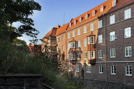 tendencias blanco y negro 2013 taburete tolix negro suelo tarima sofa blanco tela sillas eames sillas de Ikea muebles de ikea muebles de diseño lámparas modernas inspiración decoración ikea estilo nórdico espejo con correo colgante diseño de interiores decoración textiles grises decoración pisos una persona decoración pisos espacios pequeños decoración interiores decoración en madera y blanco y negro decoración buhardillas decoración áticos cocina pequeña blanca semi abierta cocina moderna blog decoración nórdica 