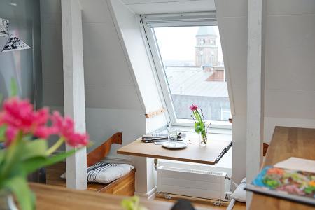 tendencias blanco y negro 2013 taburete tolix negro suelo tarima sofa blanco tela sillas eames sillas de Ikea muebles de ikea muebles de diseño lámparas modernas inspiración decoración ikea estilo nórdico espejo con correo colgante diseño de interiores decoración textiles grises decoración pisos una persona decoración pisos espacios pequeños decoración interiores decoración en madera y blanco y negro decoración buhardillas decoración áticos cocina pequeña blanca semi abierta cocina moderna blog decoración nórdica 