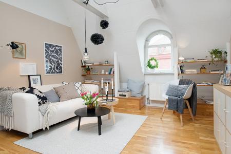 tendencias blanco y negro 2013 taburete tolix negro suelo tarima sofa blanco tela sillas eames sillas de Ikea muebles de ikea muebles de diseño lámparas modernas inspiración decoración ikea estilo nórdico espejo con correo colgante diseño de interiores decoración textiles grises decoración pisos una persona decoración pisos espacios pequeños decoración interiores decoración en madera y blanco y negro decoración buhardillas decoración áticos cocina pequeña blanca semi abierta cocina moderna blog decoración nórdica 