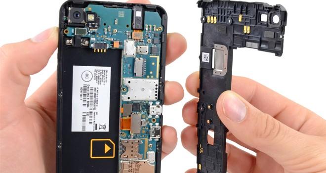 Desarman el Blackbery Z10 y lo encuentran facil de reparar