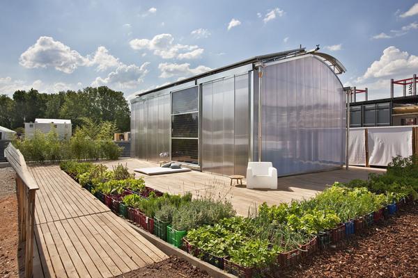 vista-frontal-de-invernadero-convertido-en-vivienda