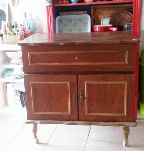 UNA ISLA DE COCINA CON UNA VIEJA CÓMODA