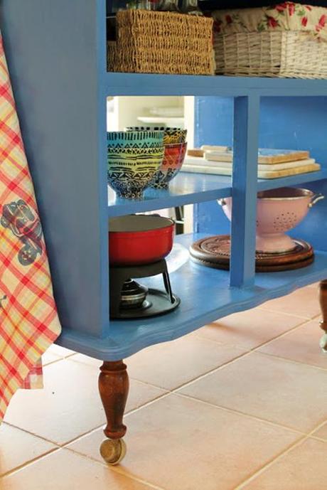 UNA ISLA DE COCINA CON UNA VIEJA CÓMODA