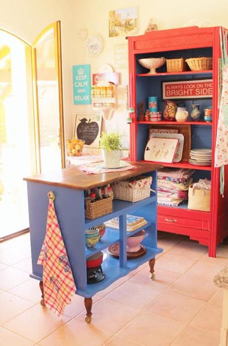 UNA ISLA DE COCINA CON UNA VIEJA CÓMODA