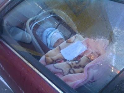 bebe abandonado dentro de un coche en nueva zelanda