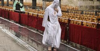 La lluvia de la Semana Santa deja a cada uno en su sitio.