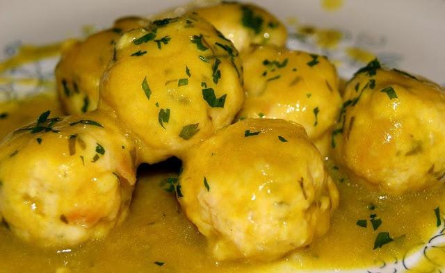 Albondigas de Pollo en Salsa de Pimientos verdes