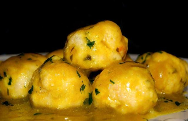 Albondigas de Pollo en Salsa de Pimientos verdes