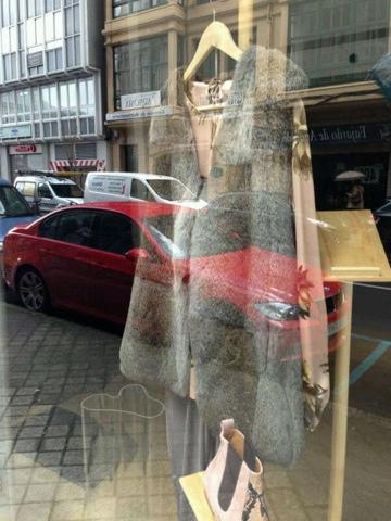 EL CHALECO DE PELO Y LAS SANDALIAS