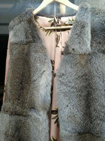 EL CHALECO DE PELO Y LAS SANDALIAS