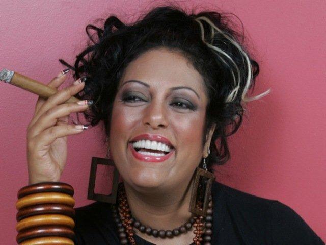 La India defiende a su novio de acusación de maltrato