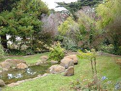 Primate_Discovery_Center_at_SF_Zoo_pond_area_2