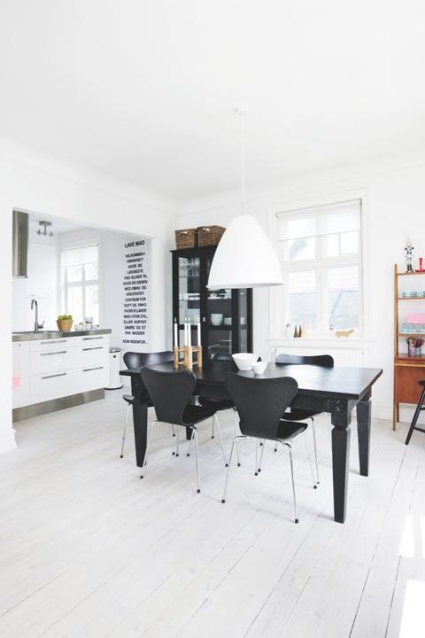 UNA CASA EN BLANCO Y NEGRO