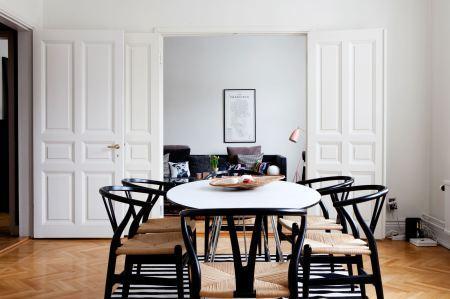suelo de parquet espigado sillas de diseño muebles de diseño originales Moises Showroom mid century modern fritz hansen estilo nórdico estanterías montana el Huevo de Arne Jacobsen diseño suizo diseño nórdico diseño muebles de los 50 diseño europeo diseño escandinavo diseño de muebles diseño danés decoración blanco y negro cocinas modernas cocinas ikea inspiración cocinas blancas Chaise Lounge LC4 de Le Corbusier CH 24 de Hans J. Wegner carl hansen ch24 blog interiores blog decoración nórdica blog deco alfombra rayas ikea 