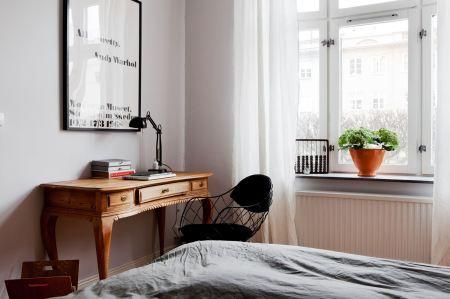 suelo de parquet espigado sillas de diseño muebles de diseño originales Moises Showroom mid century modern fritz hansen estilo nórdico estanterías montana el Huevo de Arne Jacobsen diseño suizo diseño nórdico diseño muebles de los 50 diseño europeo diseño escandinavo diseño de muebles diseño danés decoración blanco y negro cocinas modernas cocinas ikea inspiración cocinas blancas Chaise Lounge LC4 de Le Corbusier CH 24 de Hans J. Wegner carl hansen ch24 blog interiores blog decoración nórdica blog deco alfombra rayas ikea 