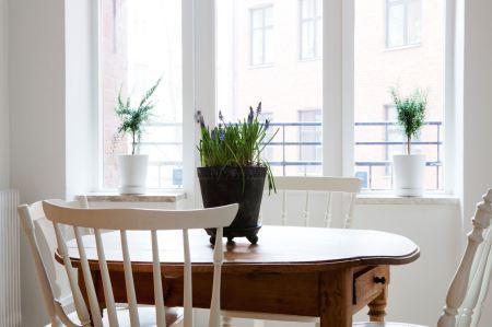 suelo de parquet espigado sillas de diseño muebles de diseño originales Moises Showroom mid century modern fritz hansen estilo nórdico estanterías montana el Huevo de Arne Jacobsen diseño suizo diseño nórdico diseño muebles de los 50 diseño europeo diseño escandinavo diseño de muebles diseño danés decoración blanco y negro cocinas modernas cocinas ikea inspiración cocinas blancas Chaise Lounge LC4 de Le Corbusier CH 24 de Hans J. Wegner carl hansen ch24 blog interiores blog decoración nórdica blog deco alfombra rayas ikea 