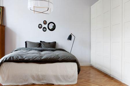 suelo de parquet espigado sillas de diseño muebles de diseño originales Moises Showroom mid century modern fritz hansen estilo nórdico estanterías montana el Huevo de Arne Jacobsen diseño suizo diseño nórdico diseño muebles de los 50 diseño europeo diseño escandinavo diseño de muebles diseño danés decoración blanco y negro cocinas modernas cocinas ikea inspiración cocinas blancas Chaise Lounge LC4 de Le Corbusier CH 24 de Hans J. Wegner carl hansen ch24 blog interiores blog decoración nórdica blog deco alfombra rayas ikea 